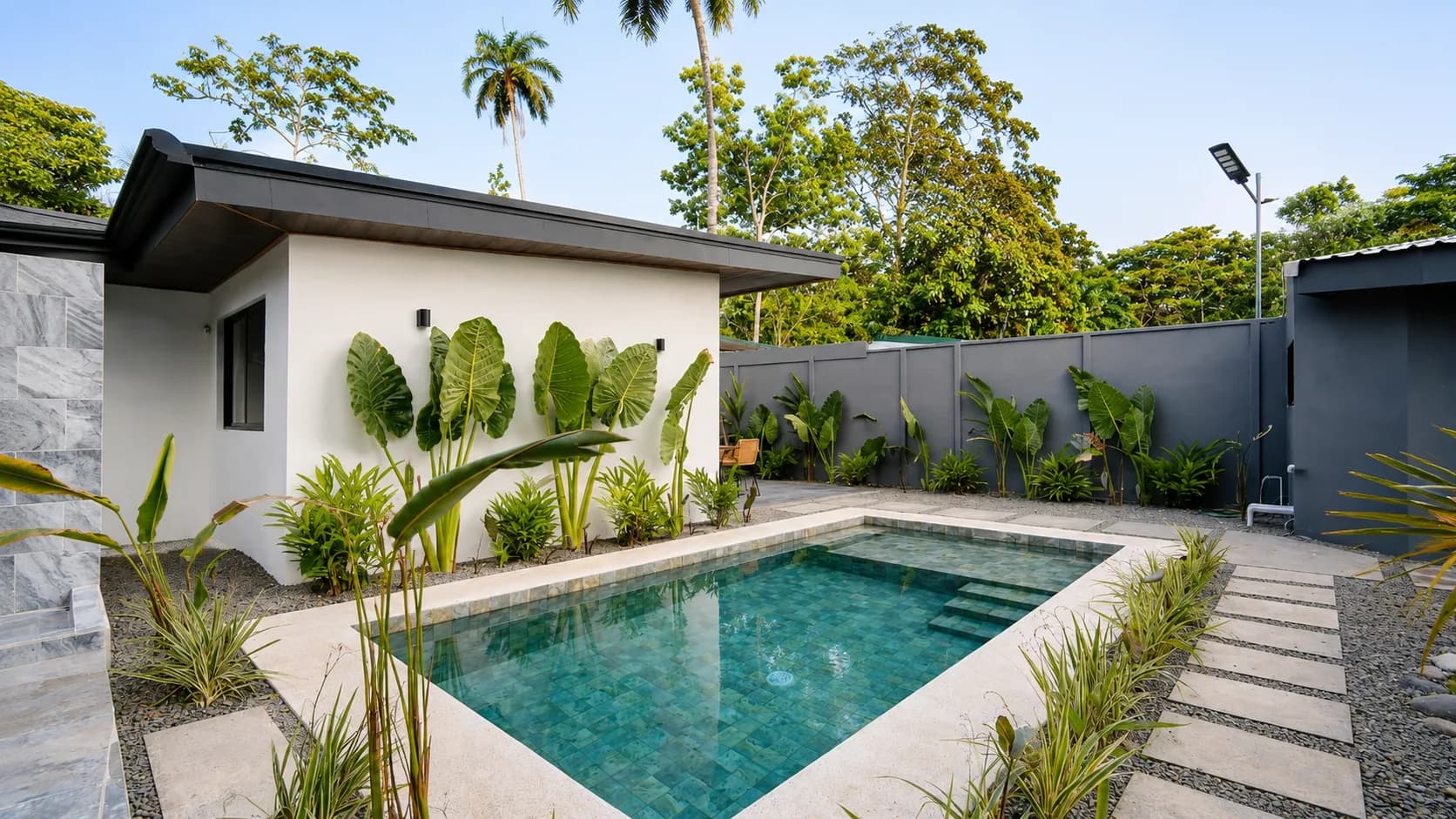 Área de piscina y descanso