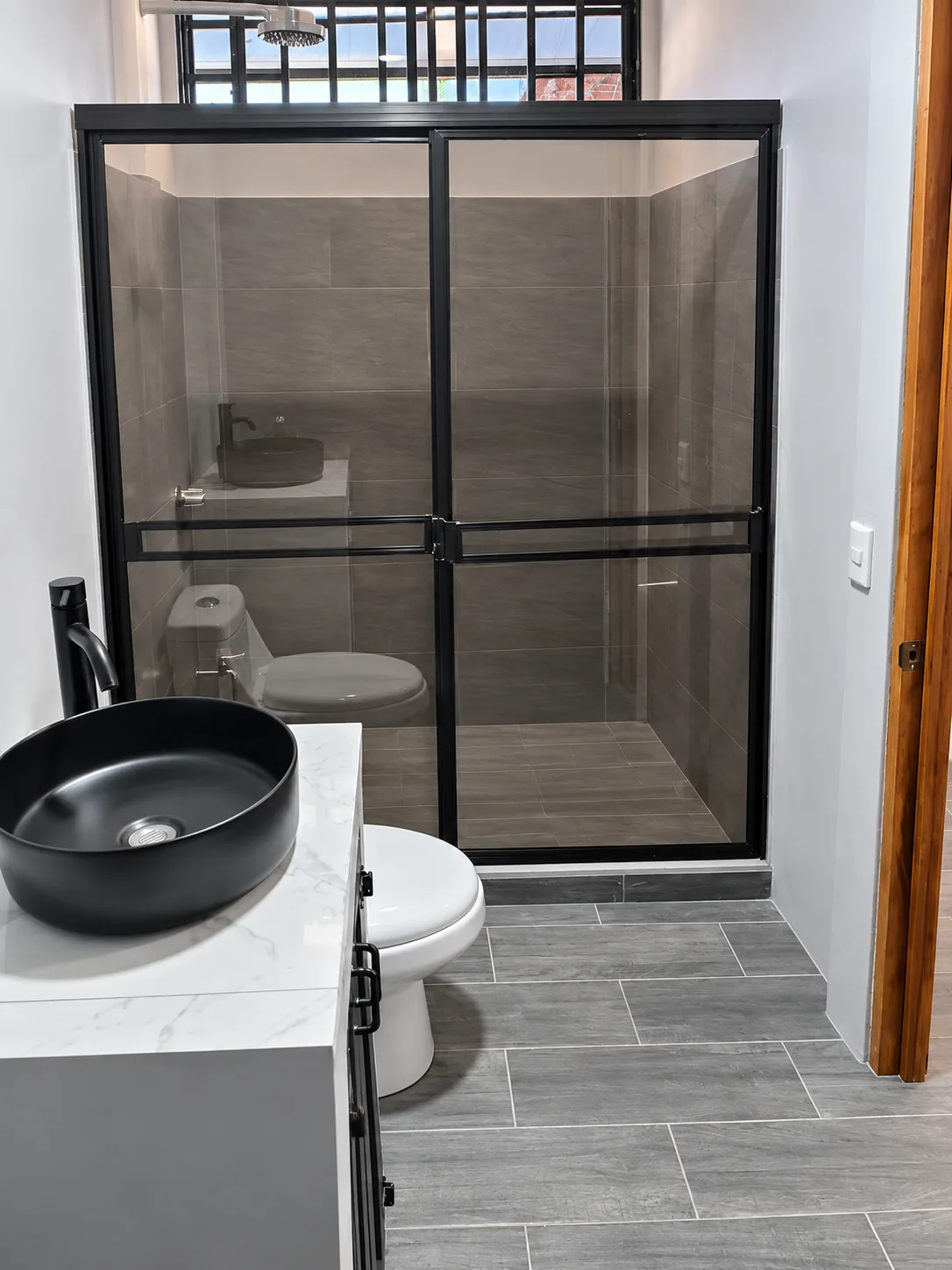 Baño con ducha de vidrio y lavamanos tipo bowl