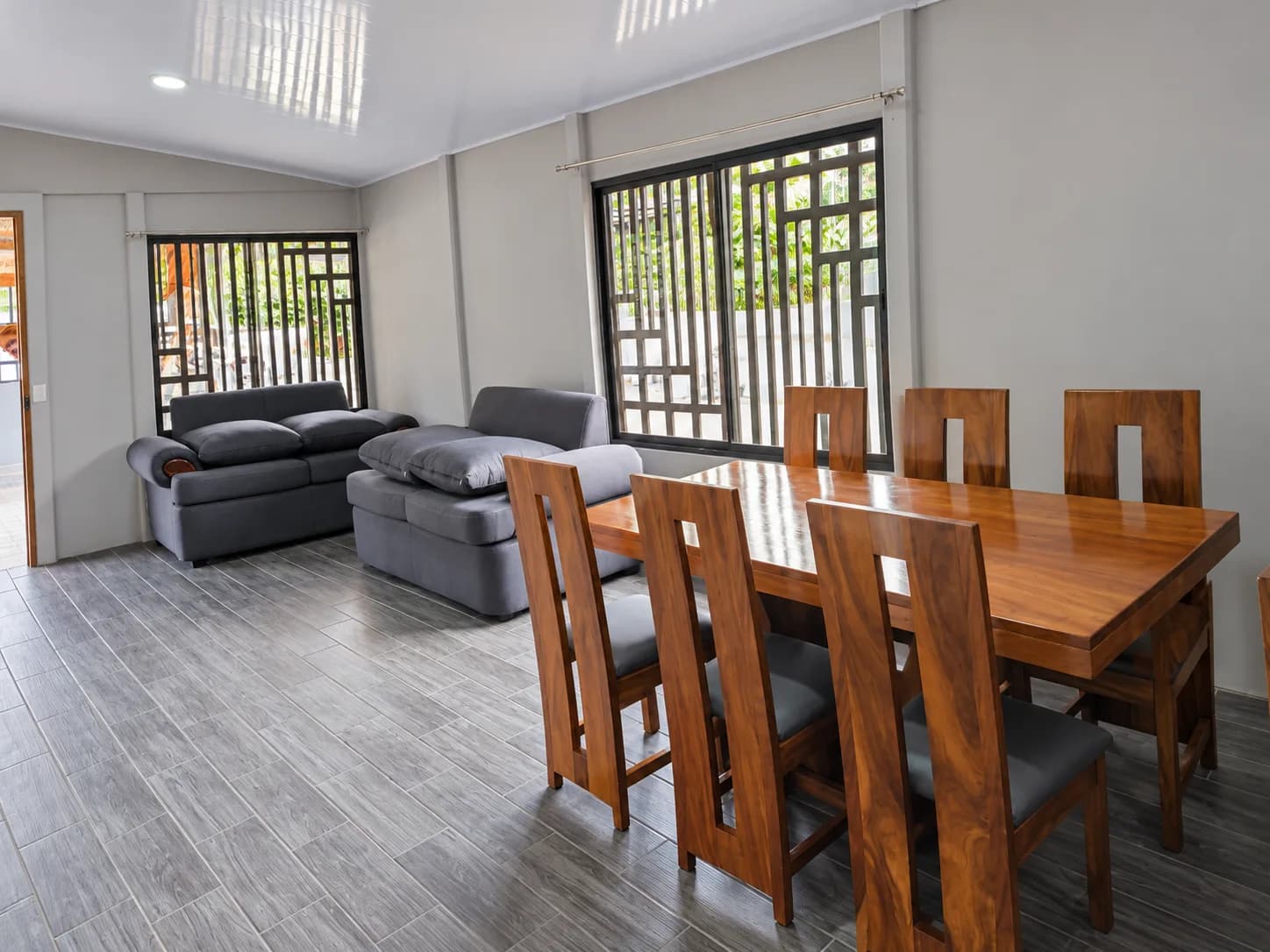 Comedor con mobiliario en madera maciza